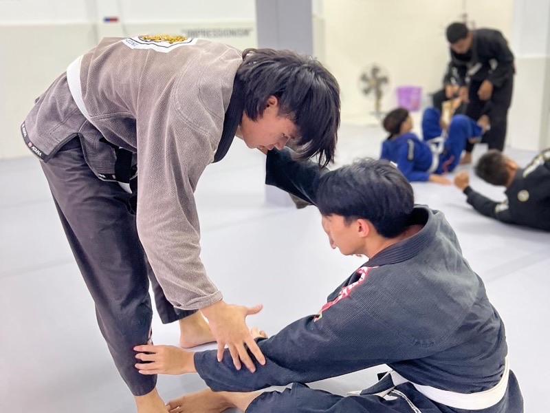 โค้ชสอนท่าพื้นฐานให้ผู้เริ่มต้นที่ Gato Studio BJJ เชียงใหม่