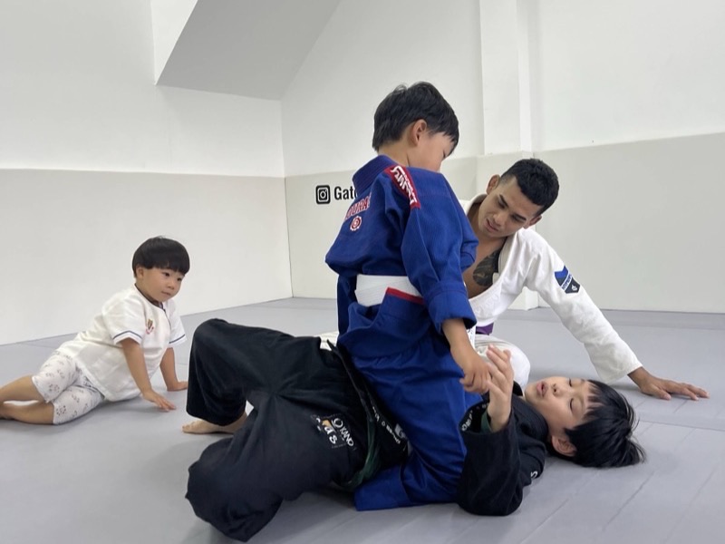เด็กฝึกซ้อมบราซิลเลียนยิวยิตสูในคลาสเด็กที่เชียงใหม่