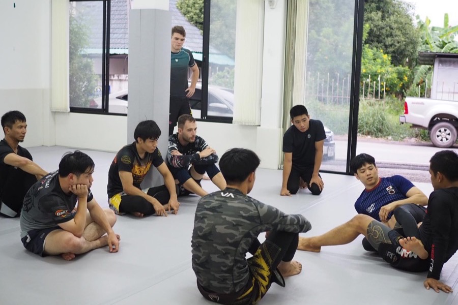 หน้าร้านกระจกของ Gato Studio BJJ มองออกไปยังถนนในเชียงใหม่
