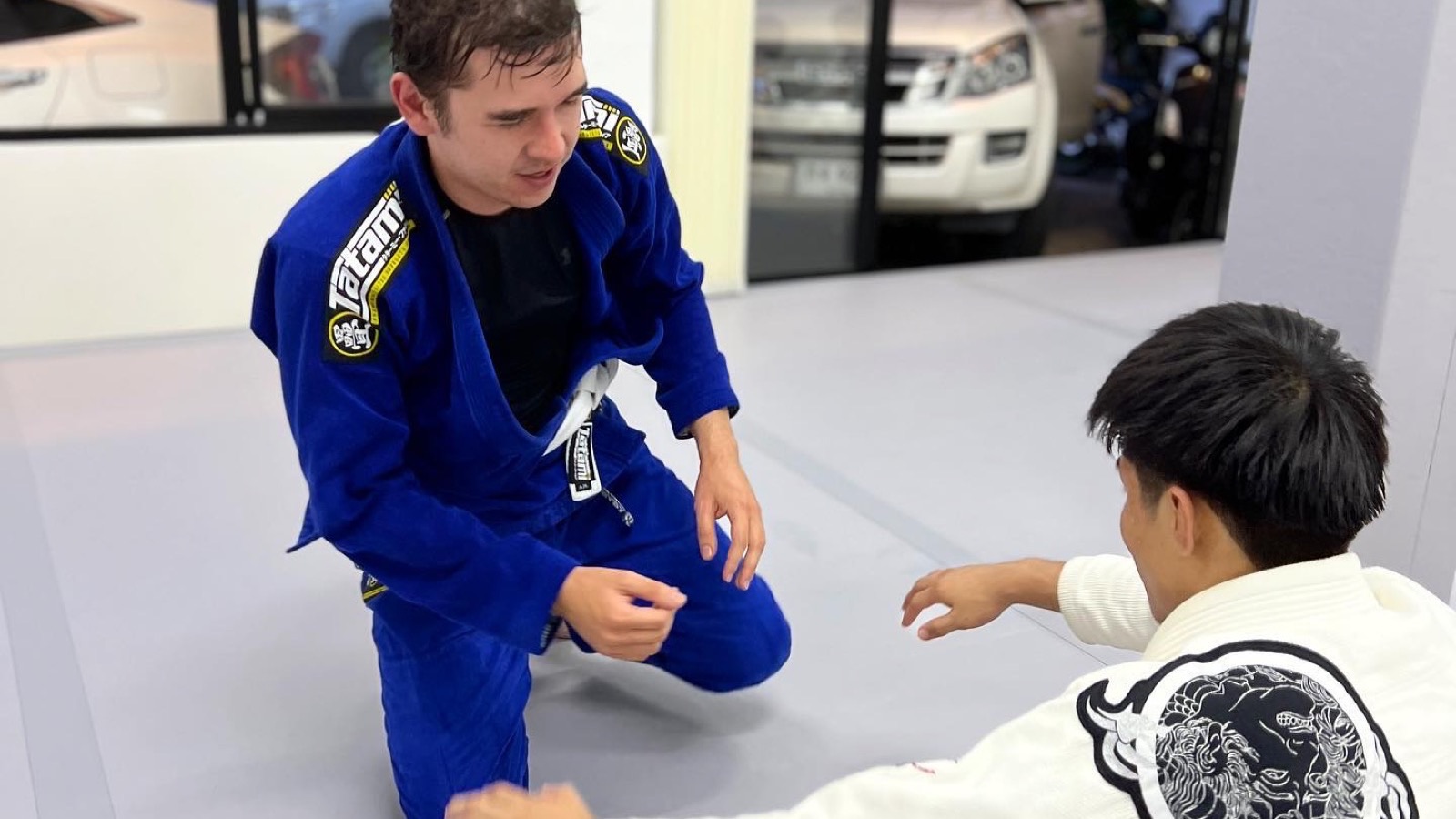 โค้ชสอนท่าหลบหนีให้ผู้เริ่มต้นที่ Gato Studio BJJ เชียงใหม่