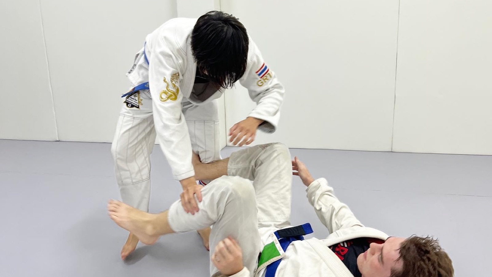 นักเรียนฝึกซ้อมเป็นคู่ในคลาสบราซิลเลียนยิวยิตสูที่เชียงใหม่